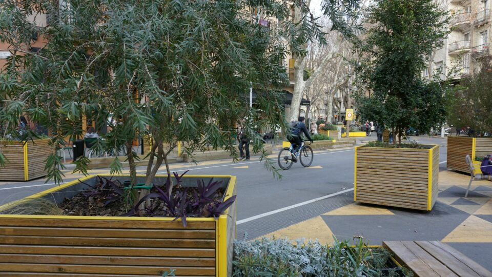 Superblock in Barcelona mit Pflanzenkübel und Fahrrad
