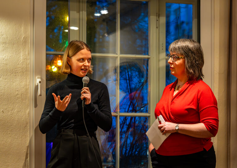 Luisa Schneider mit der Moderatorin Alexandra Endres