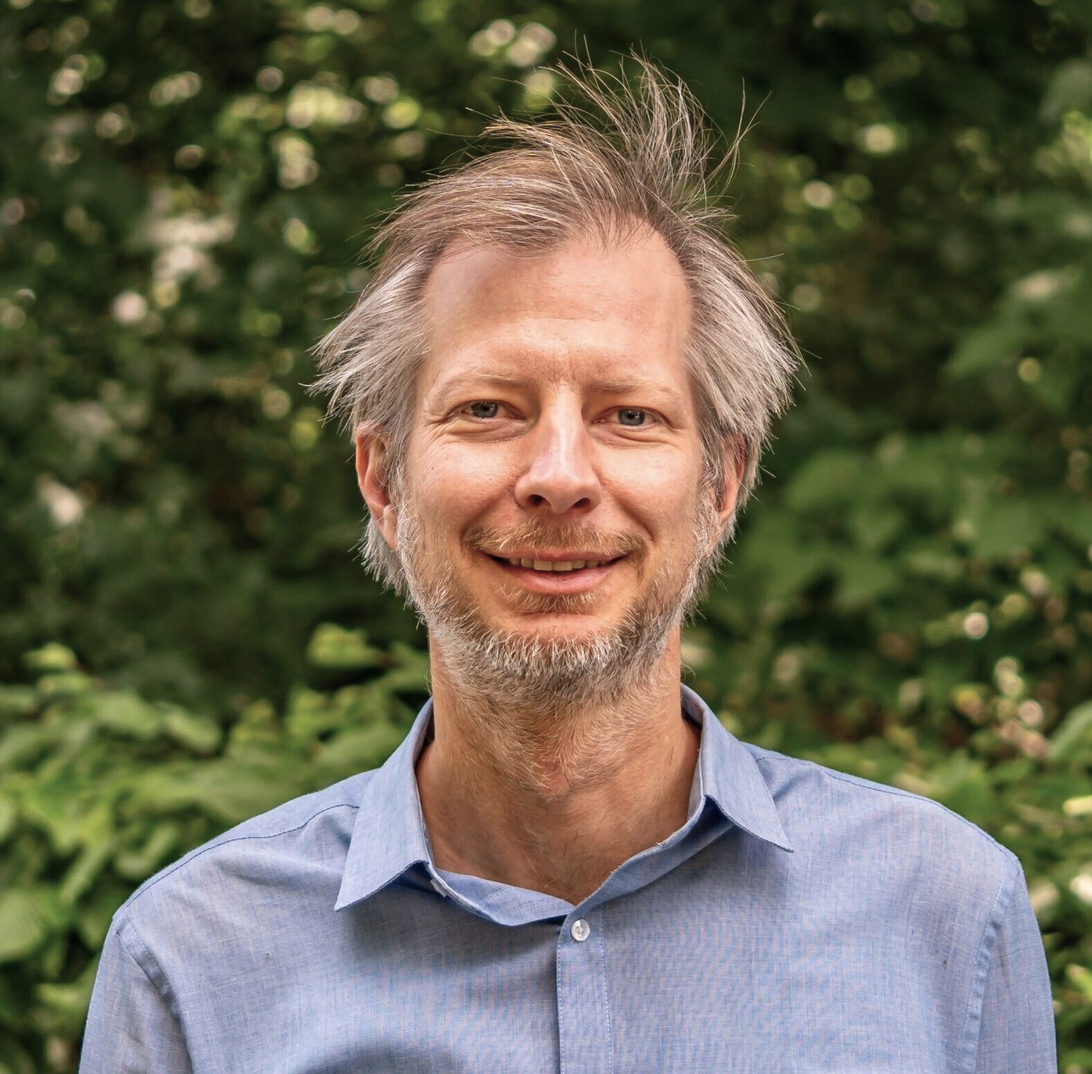Kai Simmerl, Kopffoto mit Grünen Naturhintergrund